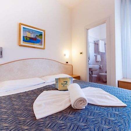 Hotel Seven Ріміні Номер фото