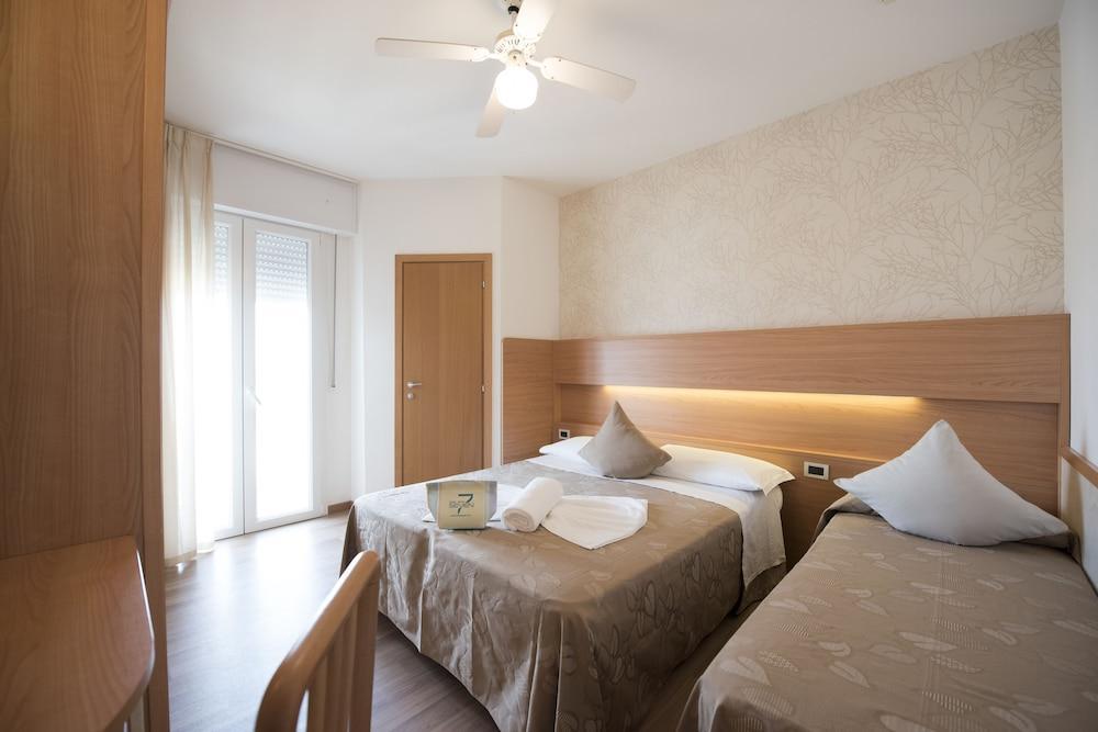 Hotel Seven Ріміні Екстер'єр фото