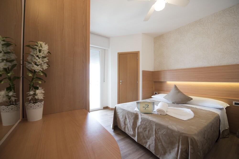 Hotel Seven Ріміні Екстер'єр фото