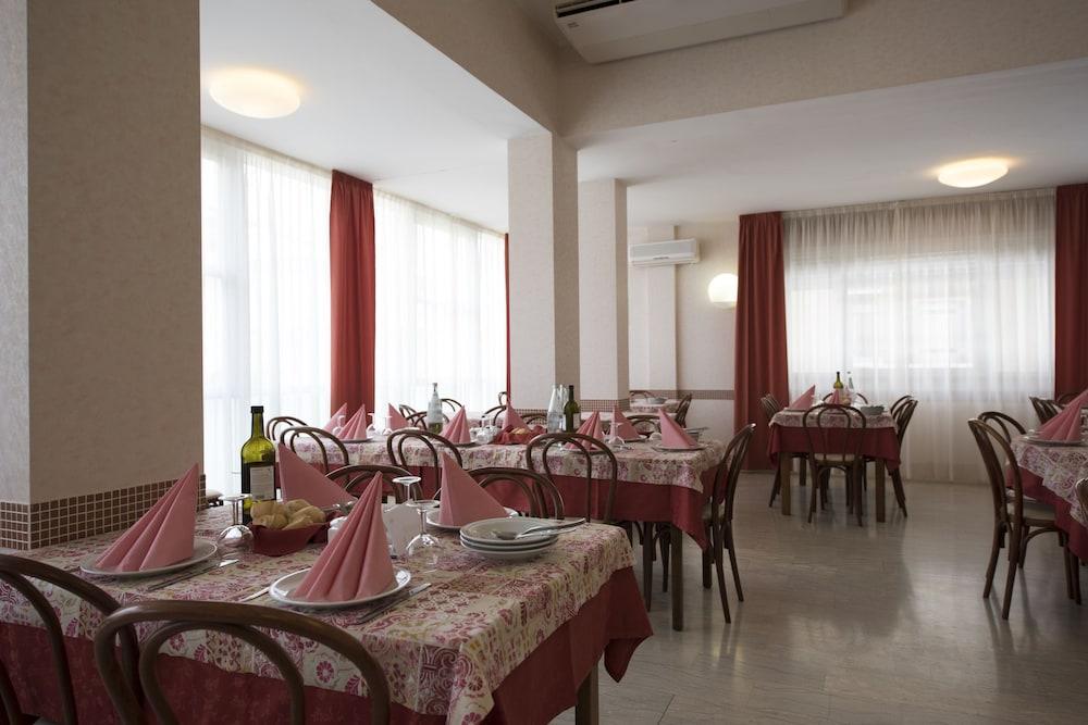 Hotel Seven Ріміні Екстер'єр фото