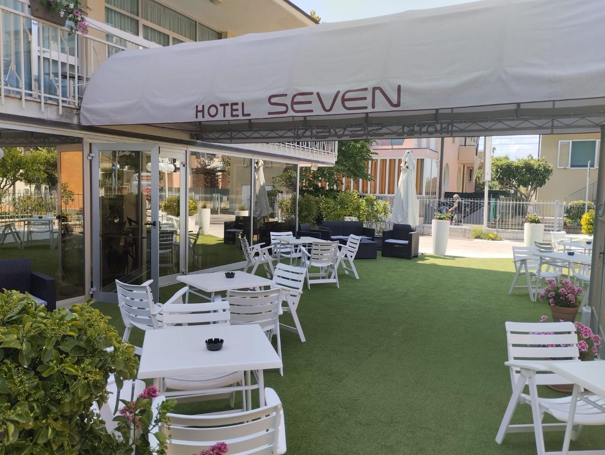 Hotel Seven Ріміні Екстер'єр фото
