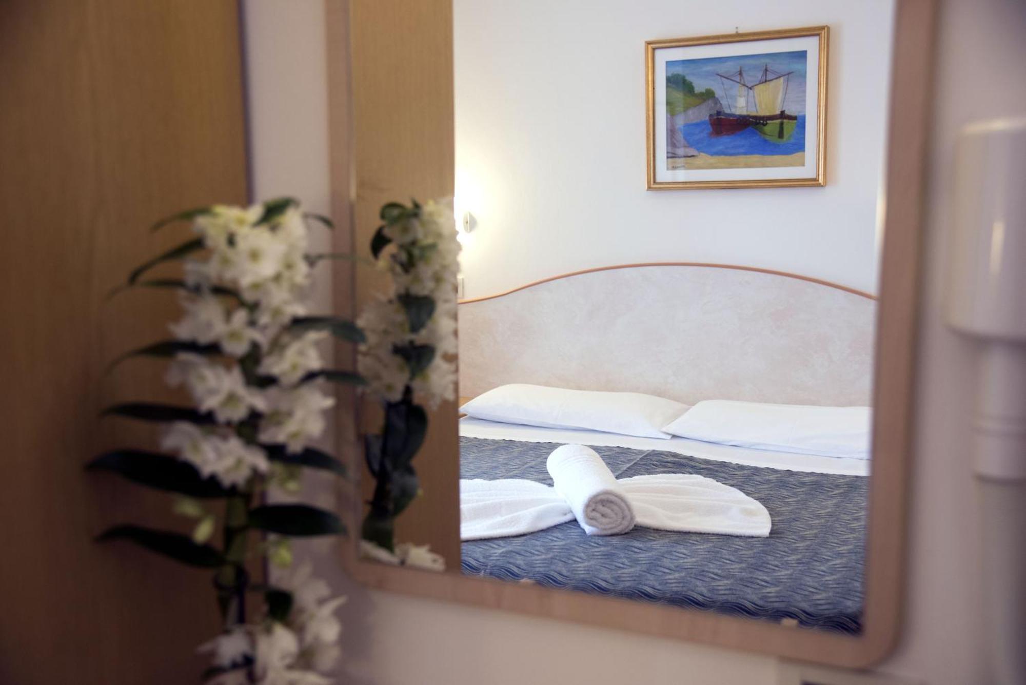 Hotel Seven Ріміні Номер фото