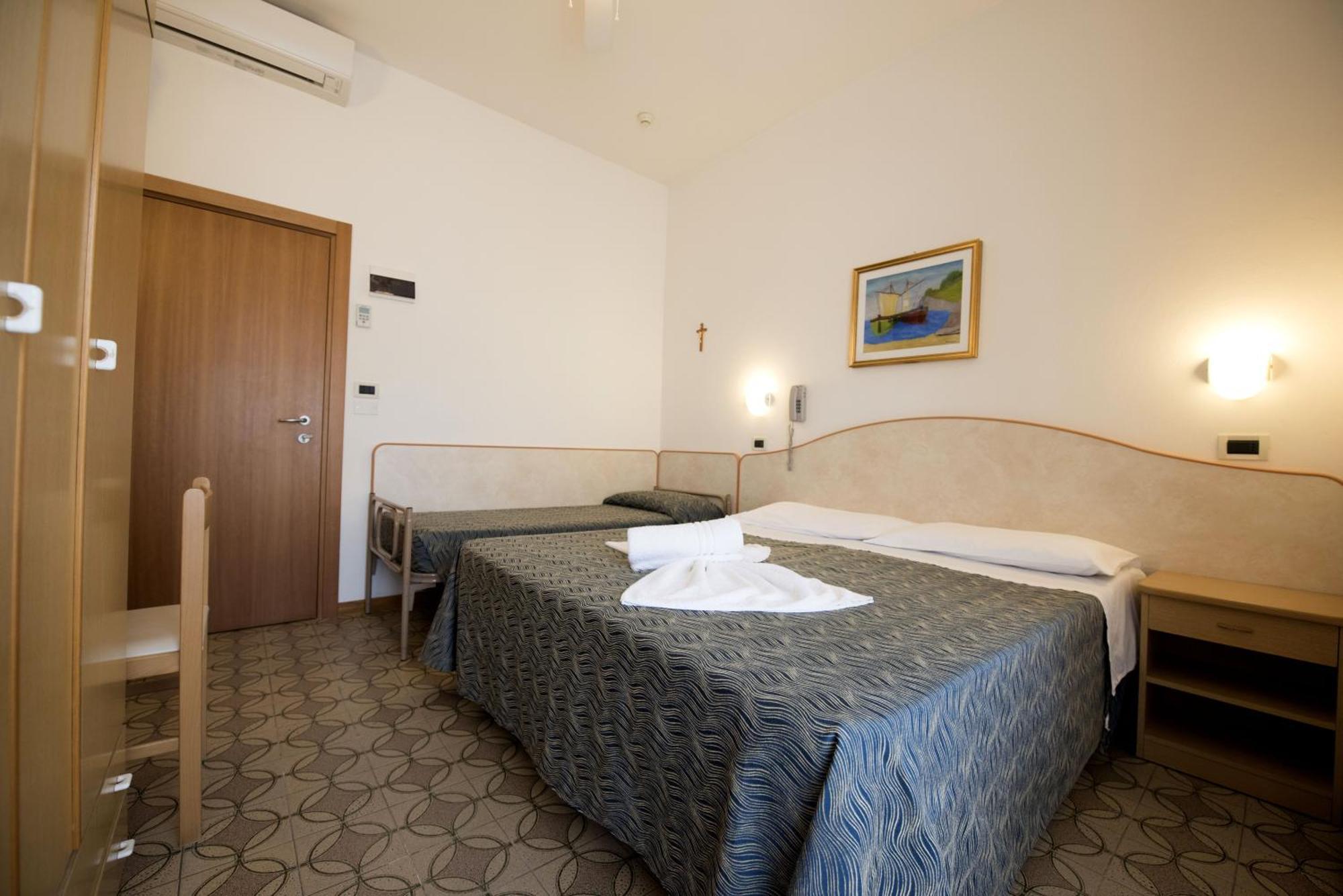 Hotel Seven Ріміні Номер фото