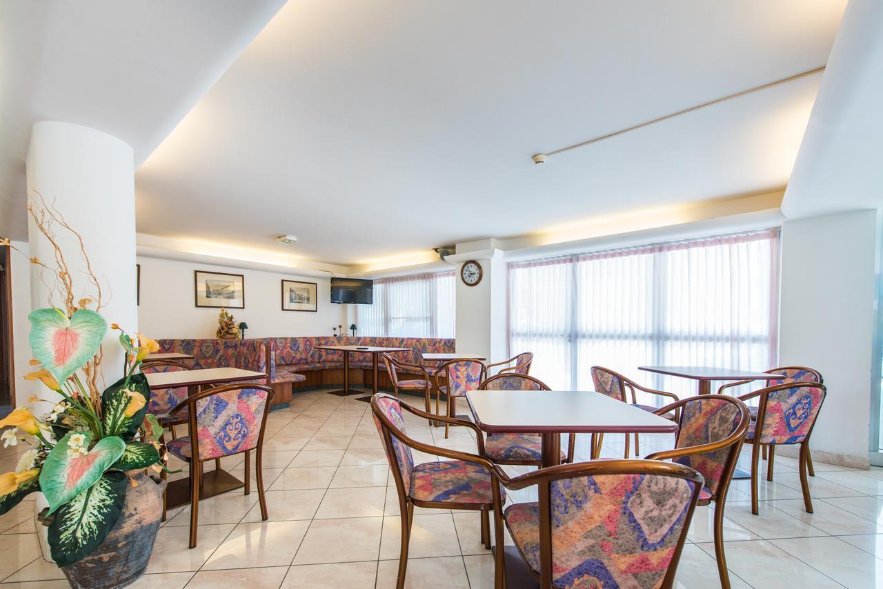 Hotel Seven Ріміні Екстер'єр фото