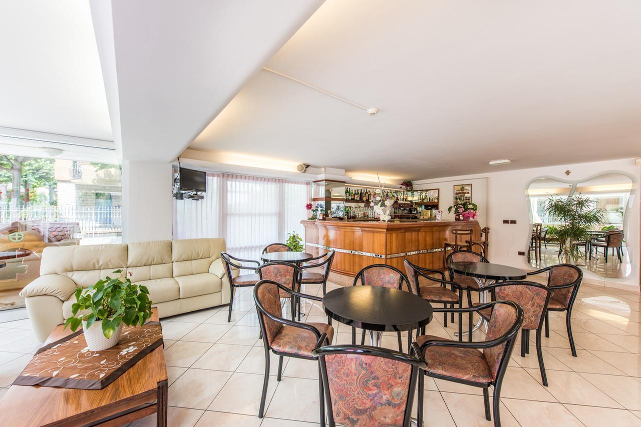 Hotel Seven Ріміні Екстер'єр фото