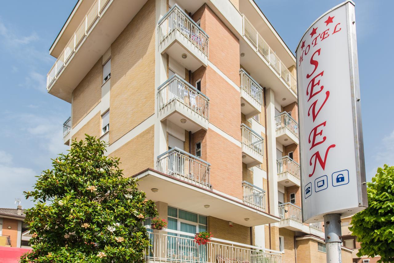 Hotel Seven Ріміні Екстер'єр фото