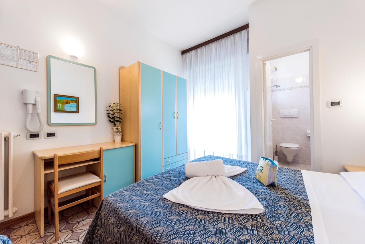 Hotel Seven Ріміні Номер фото