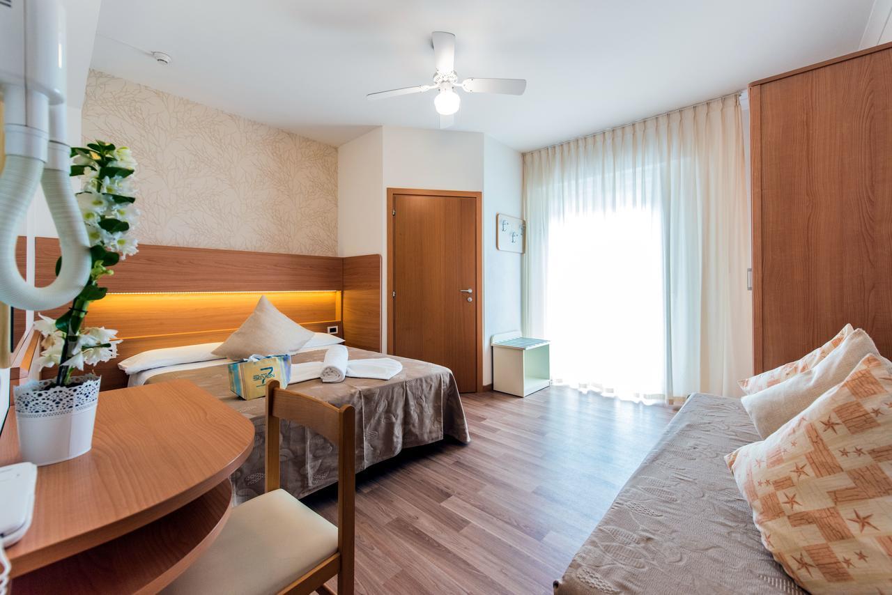 Hotel Seven Ріміні Екстер'єр фото