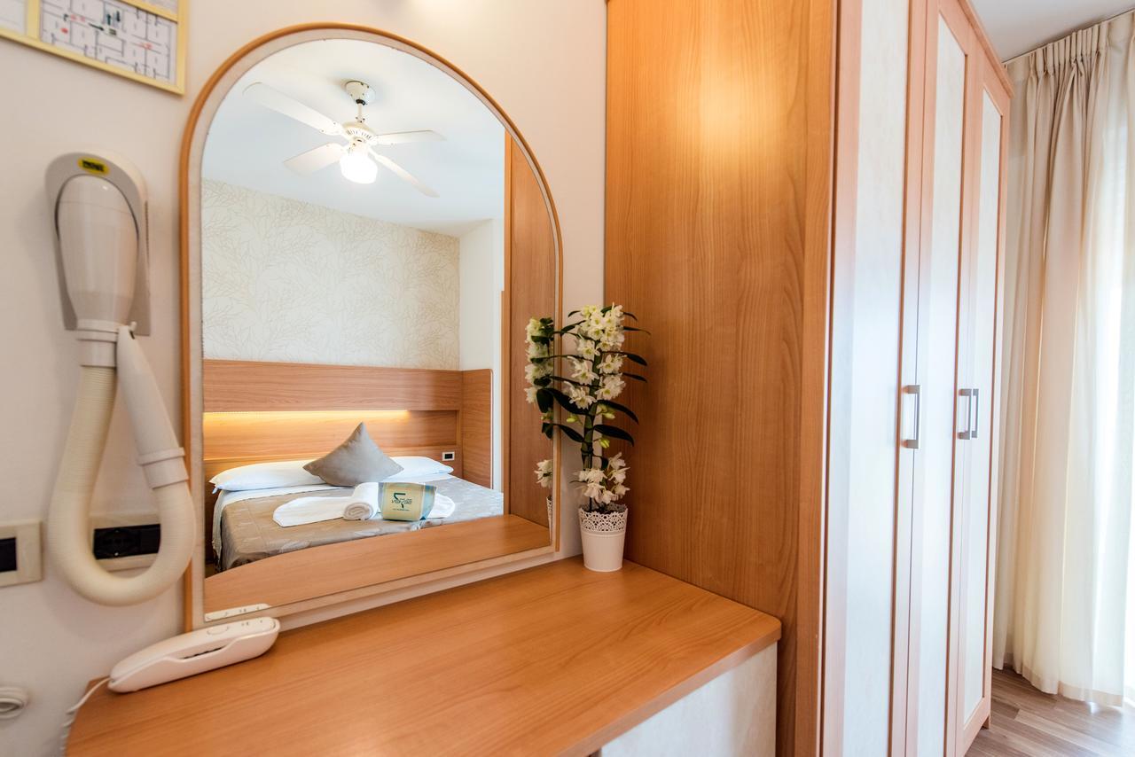 Hotel Seven Ріміні Екстер'єр фото