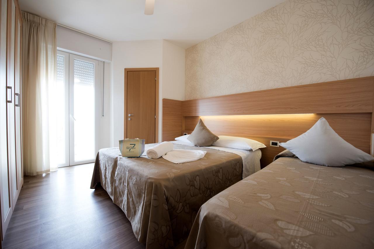 Hotel Seven Ріміні Екстер'єр фото