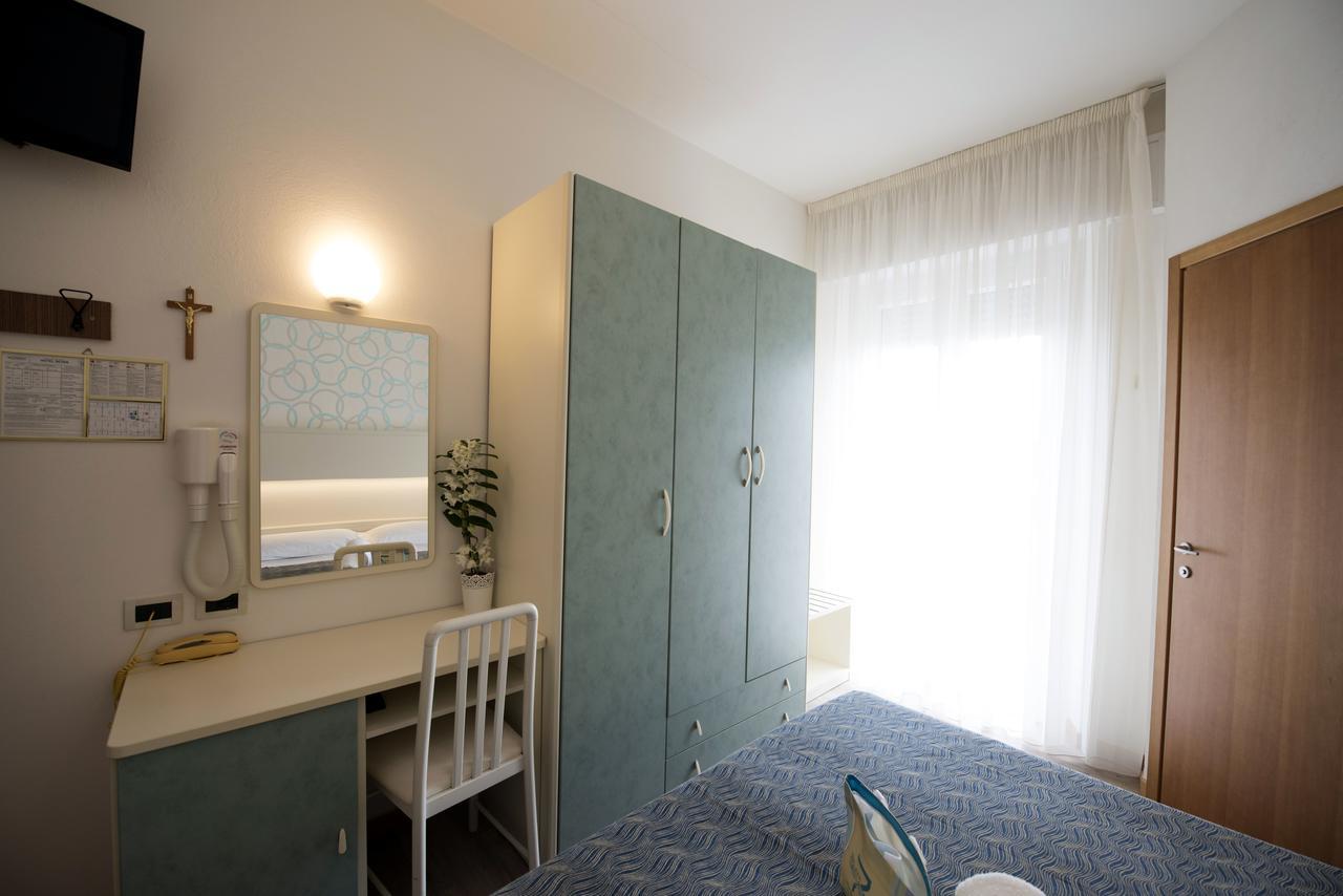 Hotel Seven Ріміні Екстер'єр фото