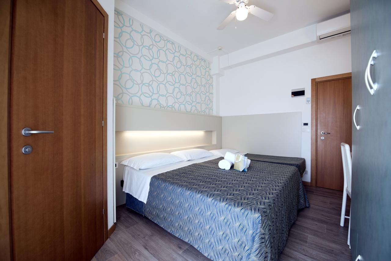 Hotel Seven Ріміні Екстер'єр фото