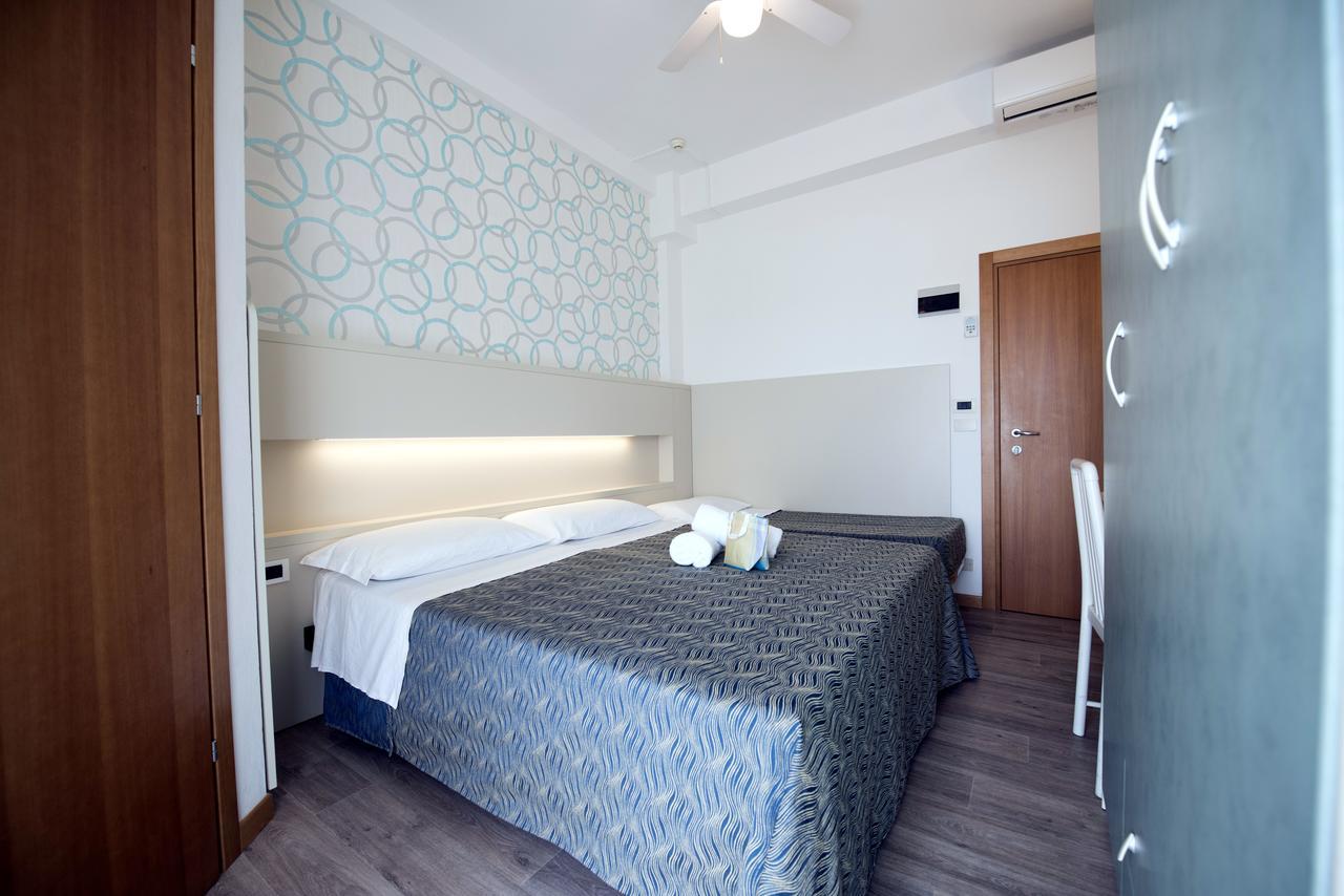 Hotel Seven Ріміні Екстер'єр фото
