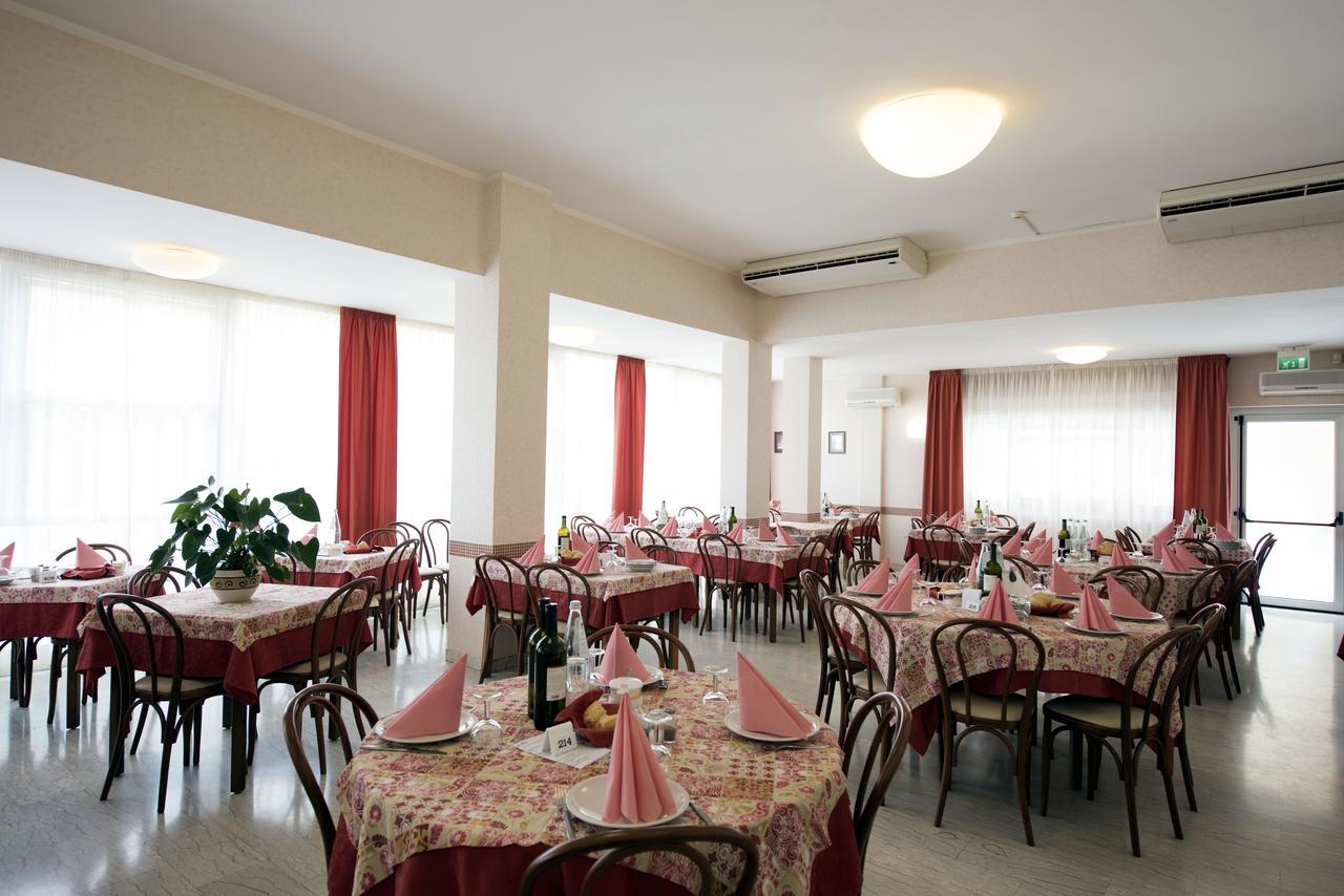 Hotel Seven Ріміні Екстер'єр фото